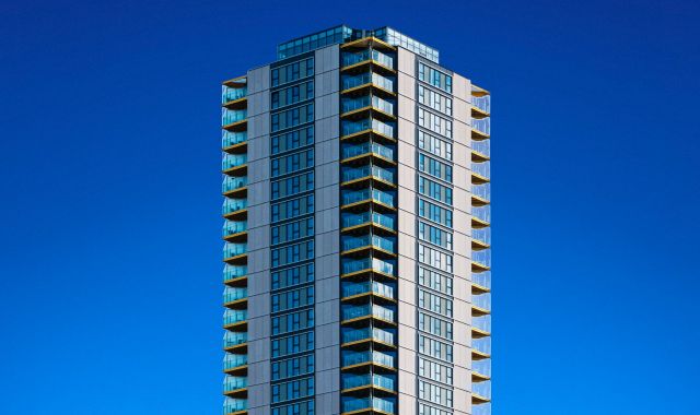 Moderne Architektur vor tiefblauem Himmel